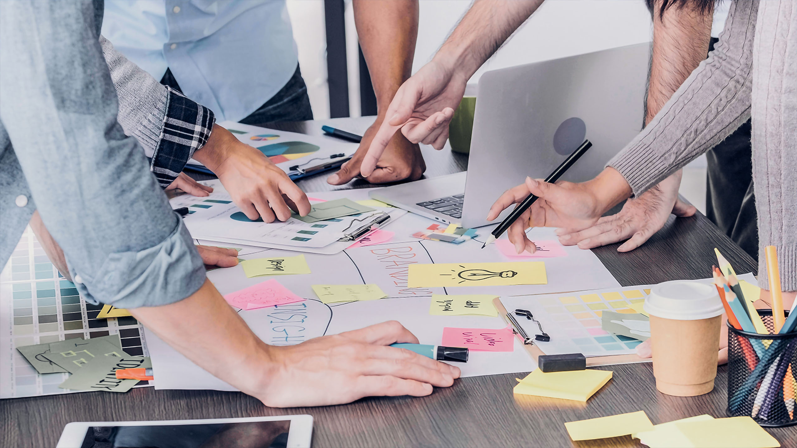 equipo de trabajo durente un brain storming